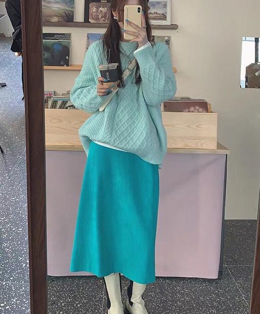 毛衣下摆宽松搭配什么裙子,大毛衣加半裙的搭配洋气好看