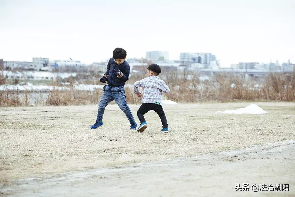 学生课间打闹致骨折学校有责任吗,高中生在学校打闹骨折谁负责