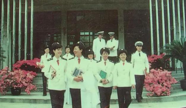 我军是哪年灰军装换装黄军装的,中国人民解放军几次换装的时间