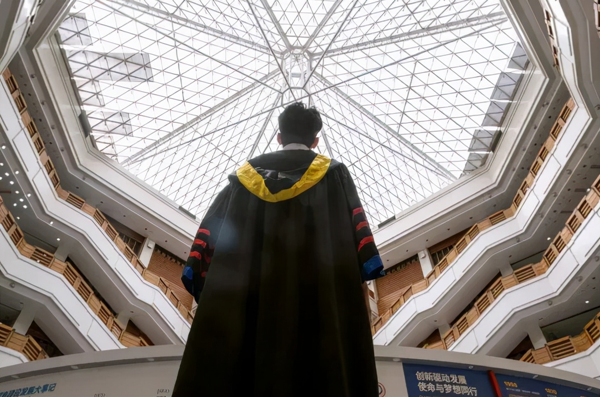 成都一大学换新头像！网友：还是你会玩....