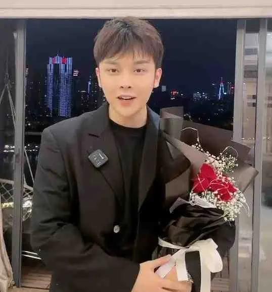 小猪先生送戒指,小猪先生假钻戒被扒的视频