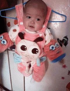 在楼梯上摔倒的搞笑视频,楼梯上摔下来搞笑图片