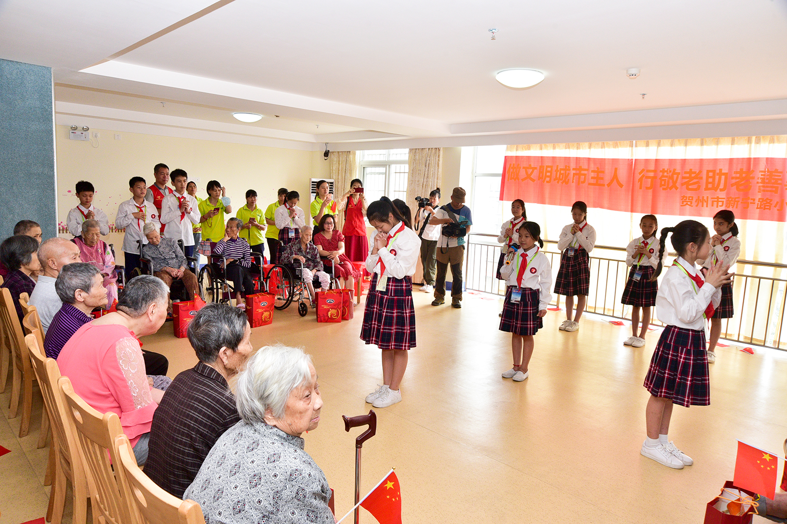 小学敬老孝贤月活动总结,尊老敬老教育活动报道