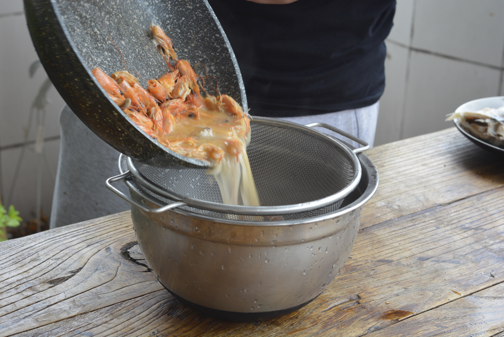 虾头部的黄色部分能吃吗,如何分辨大虾头里是虾黄还是屎