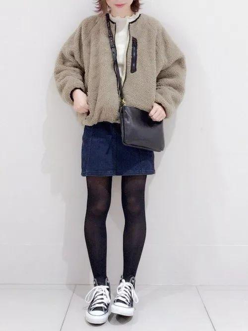 经典低帮帆布鞋日常穿搭,帆布鞋的穿搭技巧和潮流造型分享