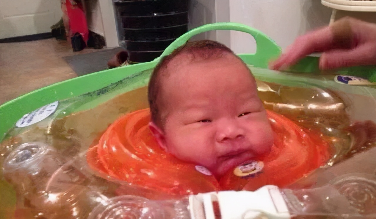 给婴儿戴游泳颈圈的方法,婴儿店如何给游泳的婴儿戴脖圈