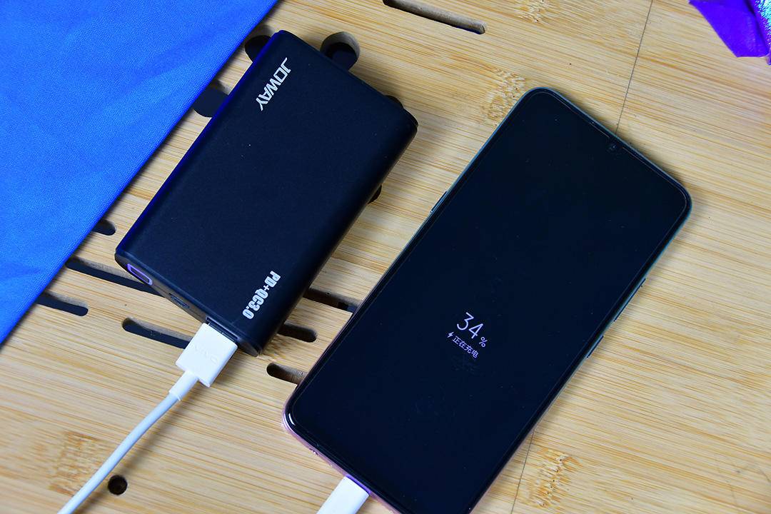 乔威自带双快充移动电源,乔威移动电源充电