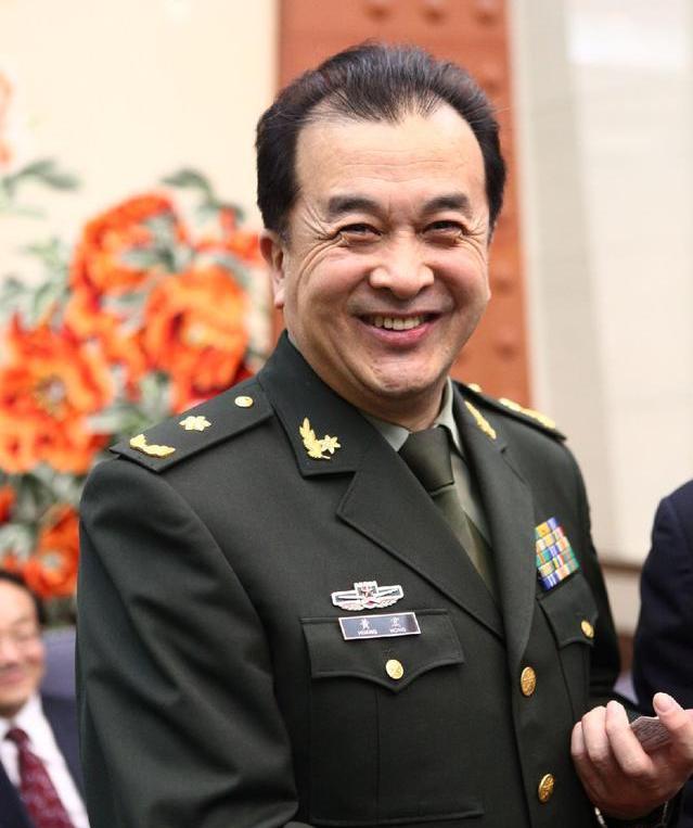 黄宏与李天一的照片,李天一的干爹黄宏现在怎样