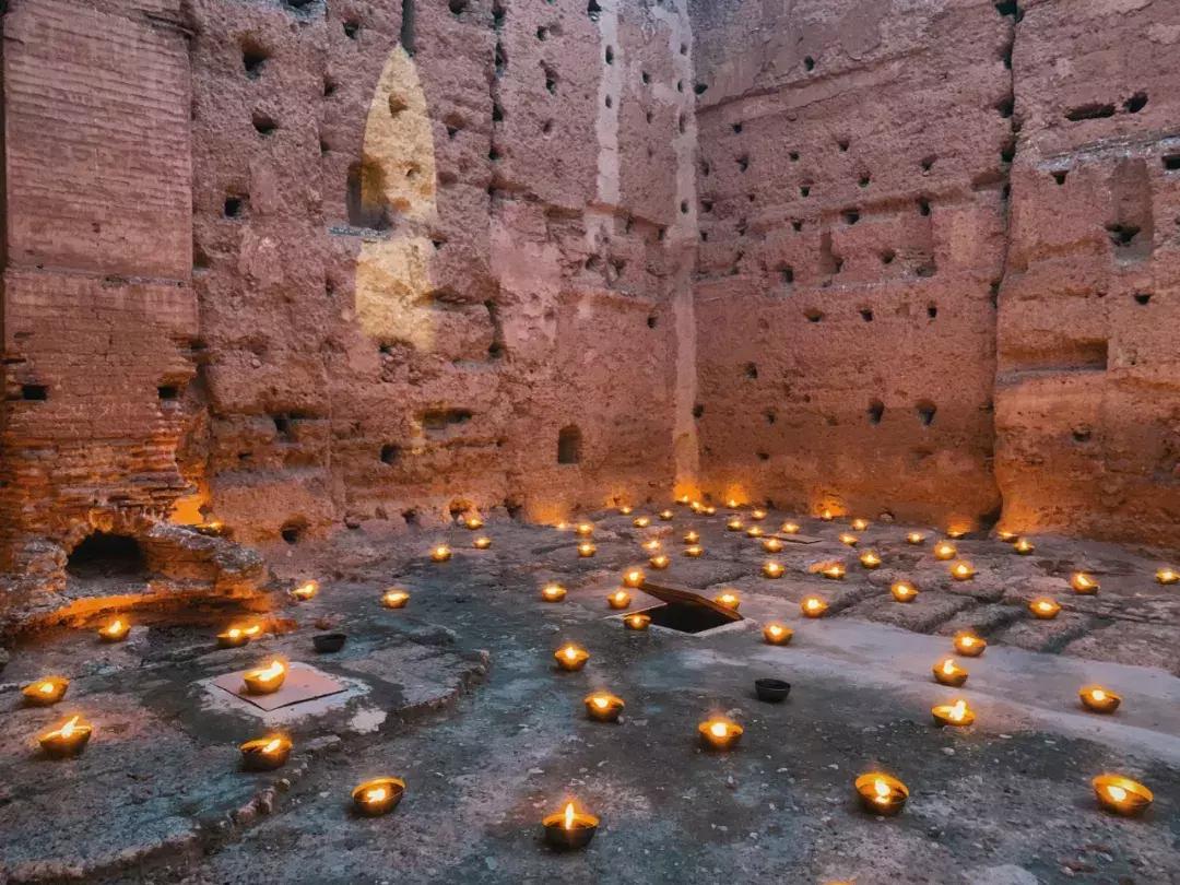 在摩洛哥皇宫，穿拖鞋看秀，是什么体验？