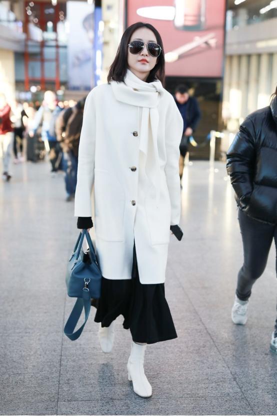 出门搭配衣服秋,王鸥夏季穿搭白色v领上衣