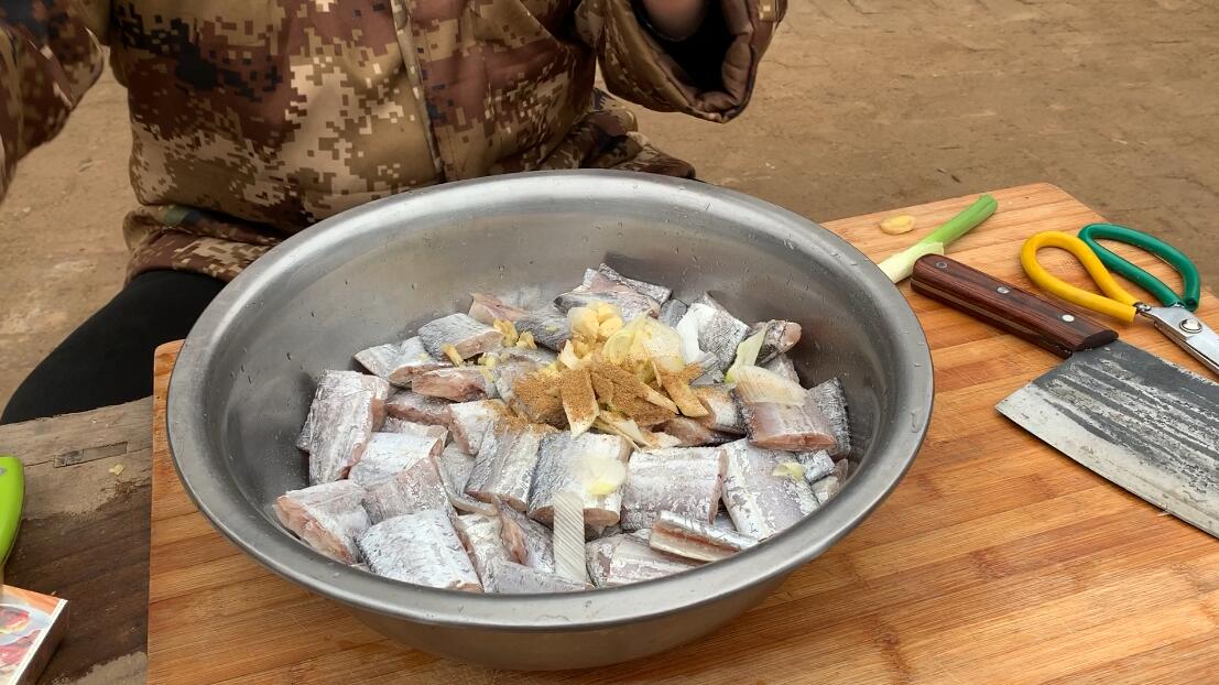 红烧带鱼做出来肉很烂,红烧带鱼第一步