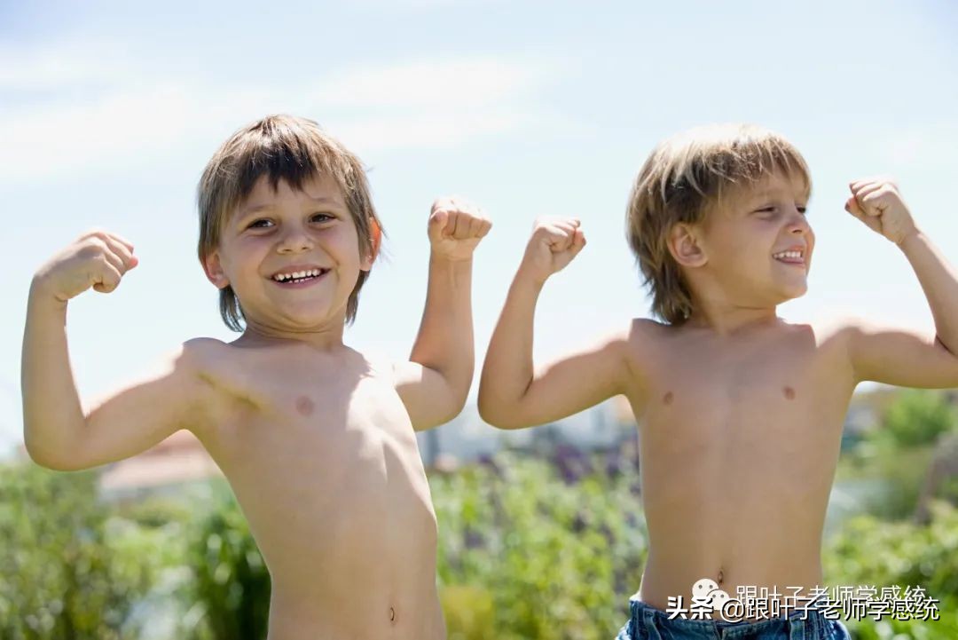 孩子站不直坐不正？跟这里发展不足有关，多玩这些游戏帮助改善