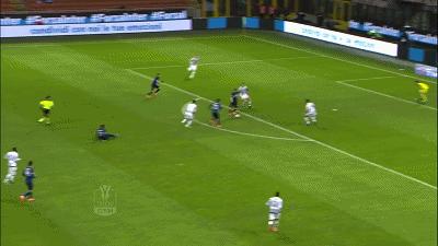 手托下巴、鳄鱼躺,蓝黑中场指挥官在网红路上一去不复返……