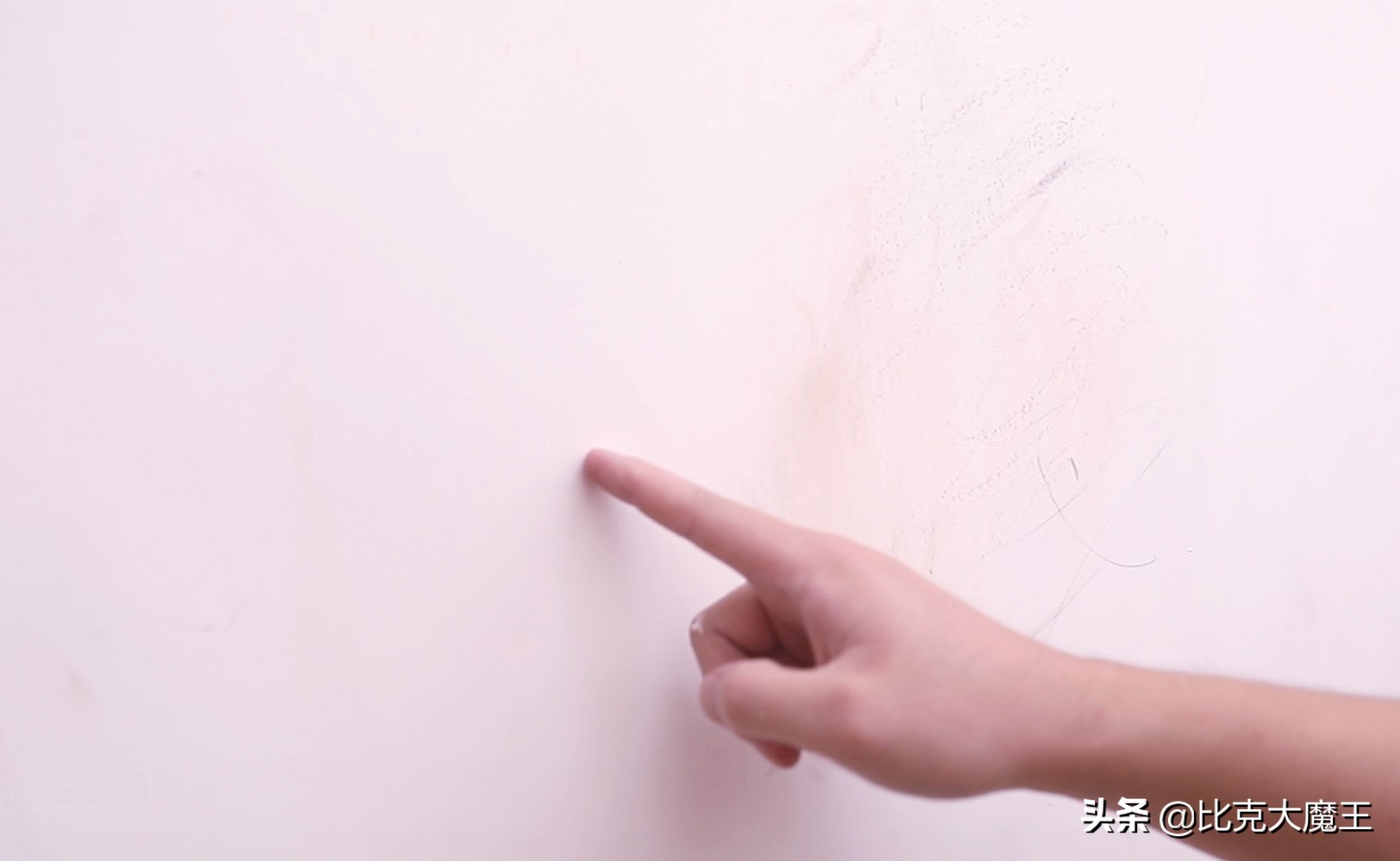 白墙脏了不用重新刷，墙壁上抹一点，简单擦一擦就干净，省力省事