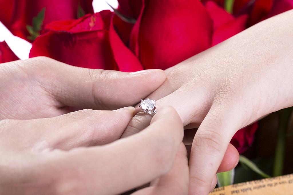 男生觉得买钻戒不如莫桑钻 (结婚买的钻戒跟网上莫桑钻一样吗)