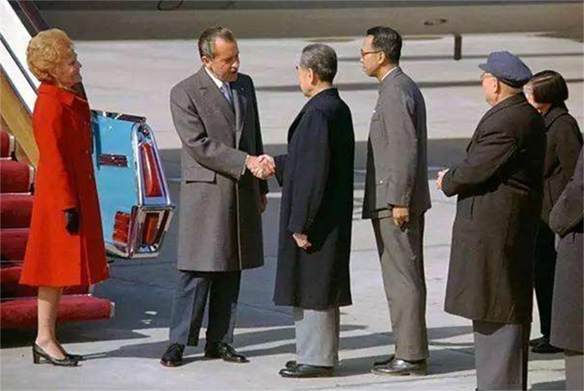 1972年周总理给尼克松敬酒，故意把杯口向上抬，如今看来的确高明