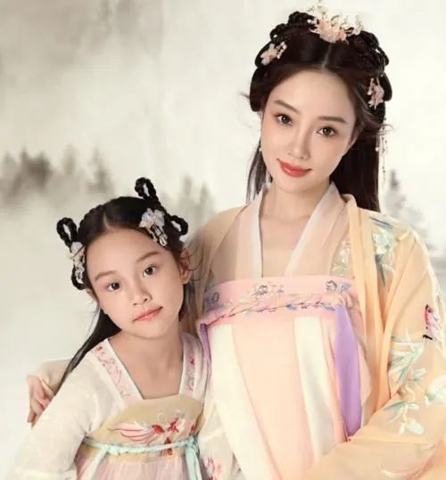 女儿晒和妈妈对比照原视频,女儿晒和妈妈对比照抖音