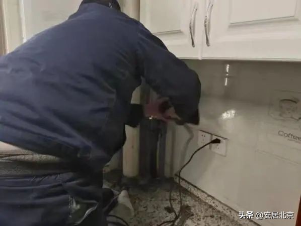 顶层漏水屋内滴水怎么处理,中间层屋顶漏水最好的处理方法