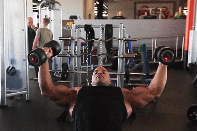 练胸最快方法健身房,练胸动作如何不练到肩膀