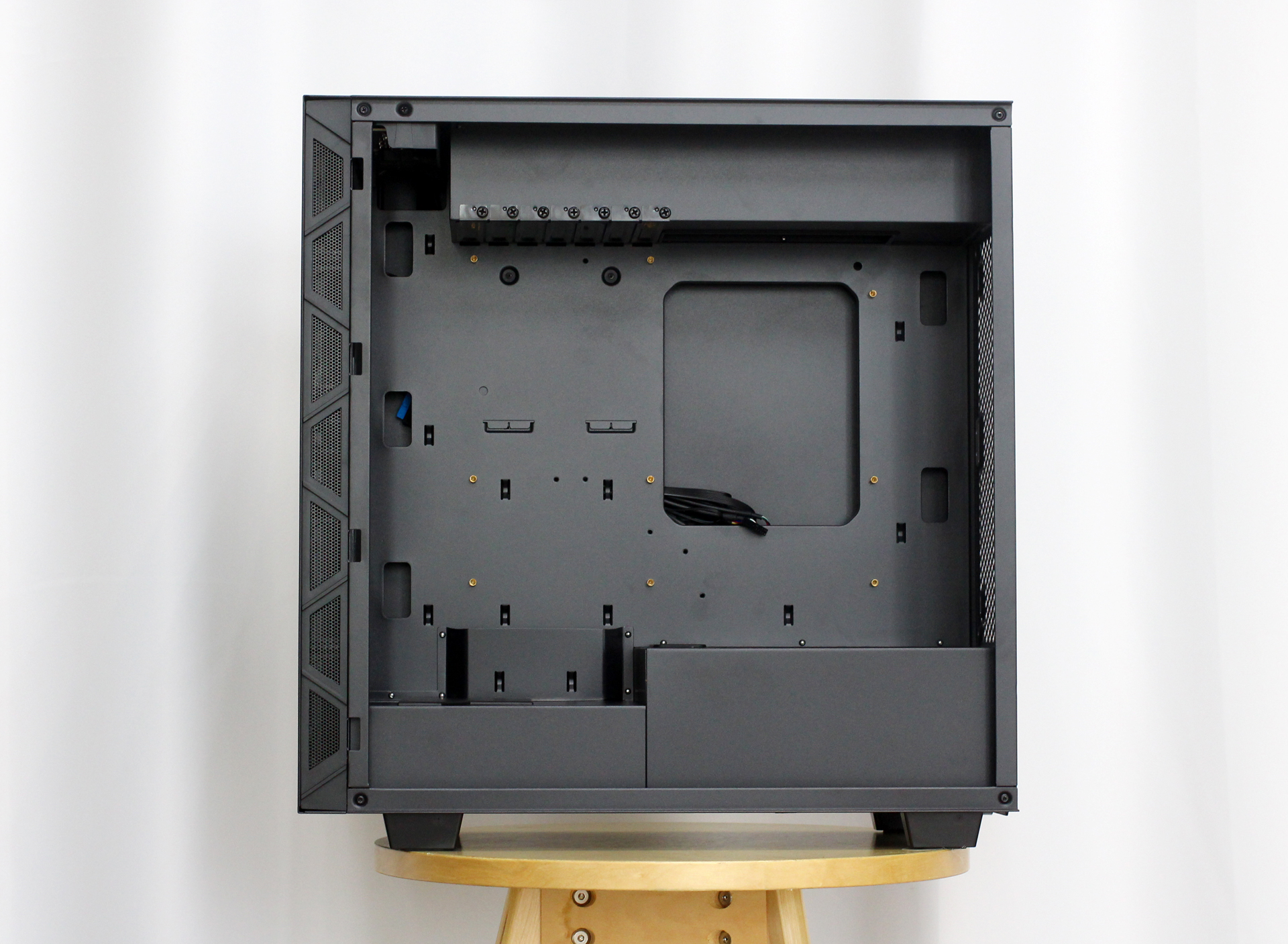 鑫谷atx3.0850w全模组,鑫谷机箱可以装三风扇显卡吗