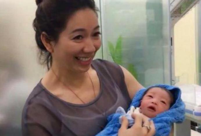 女儿刚生完娃，却被看望的老妈抢风头，网友：这颜值是认真的吗？