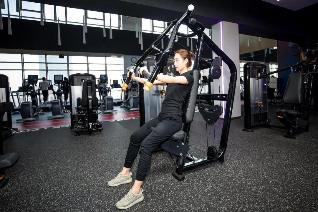 坐姿推肩固定器械练胸,健身房胸部锻炼器材坐姿推胸新手