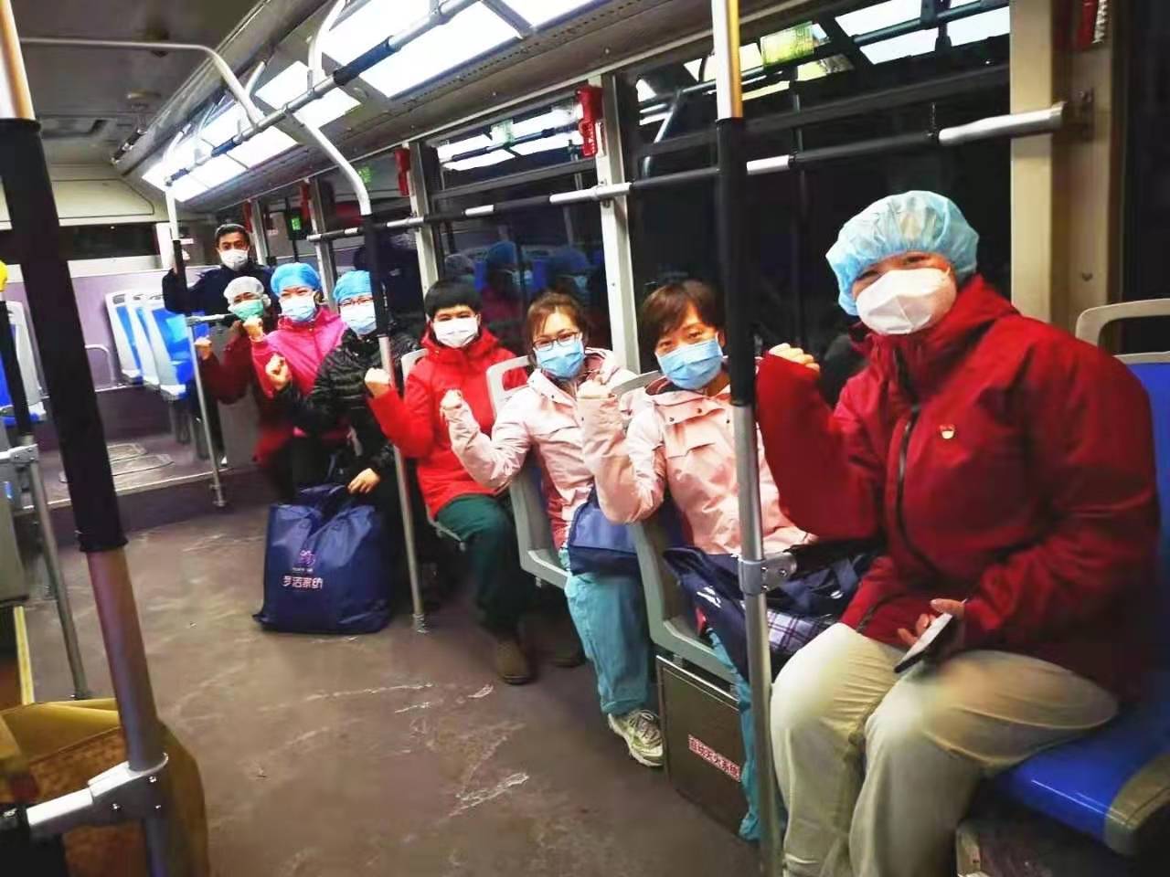 别人依偎在妈妈怀里,我却相隔千里,远在疫区的妈妈就是超级英雄