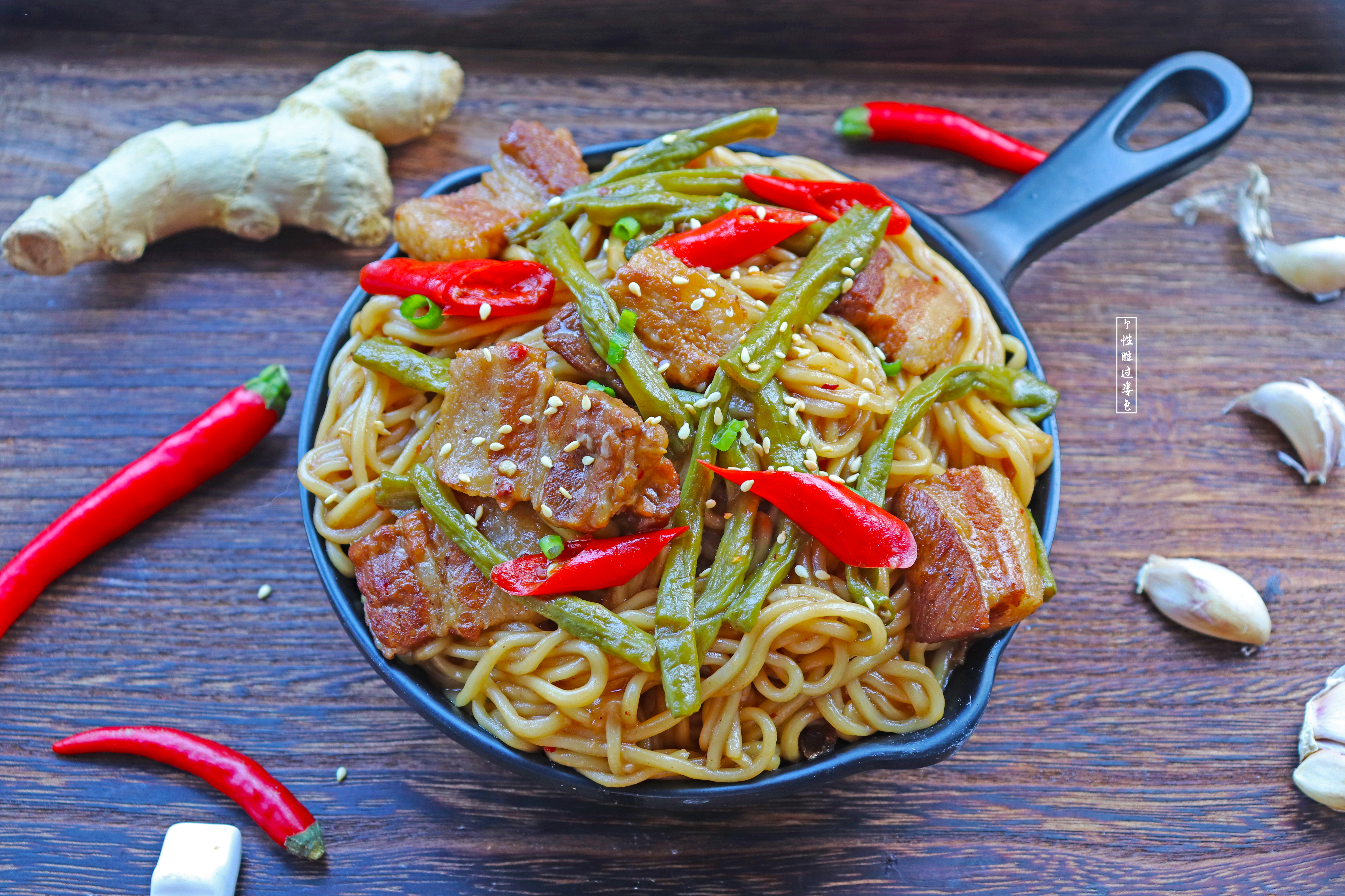 焖面家常做法面条不粘锅,北方人做焖面怎么才能使面条完整