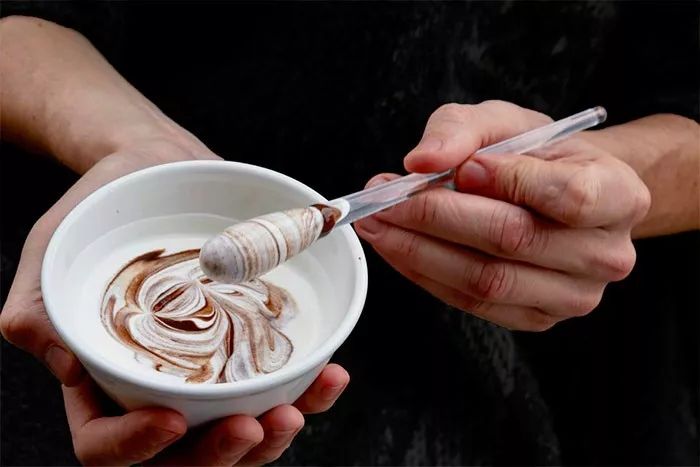 餐桌上饭菜的味道,餐桌上的金属