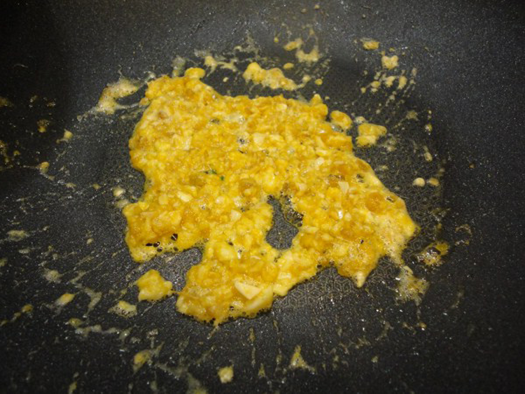 咸蛋煎苦瓜的做法窍门是什么,炒苦瓜味道不大怎么办