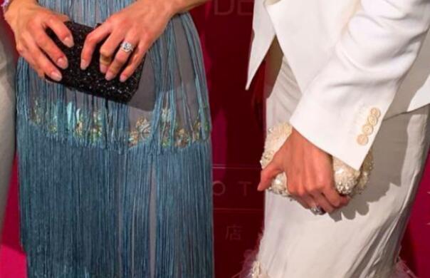 曾穿搭两千万起步的吴佩慈，现参加闺蜜儿子抓周派对，无钻戒包包