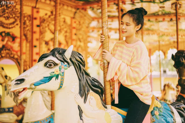 游乐园旋转木马氛围照片,游乐园拍出元气满满的写真照片