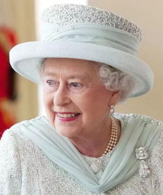 英国女王的珠宝留给卡米拉了吗,英女王戴的珍珠项链
