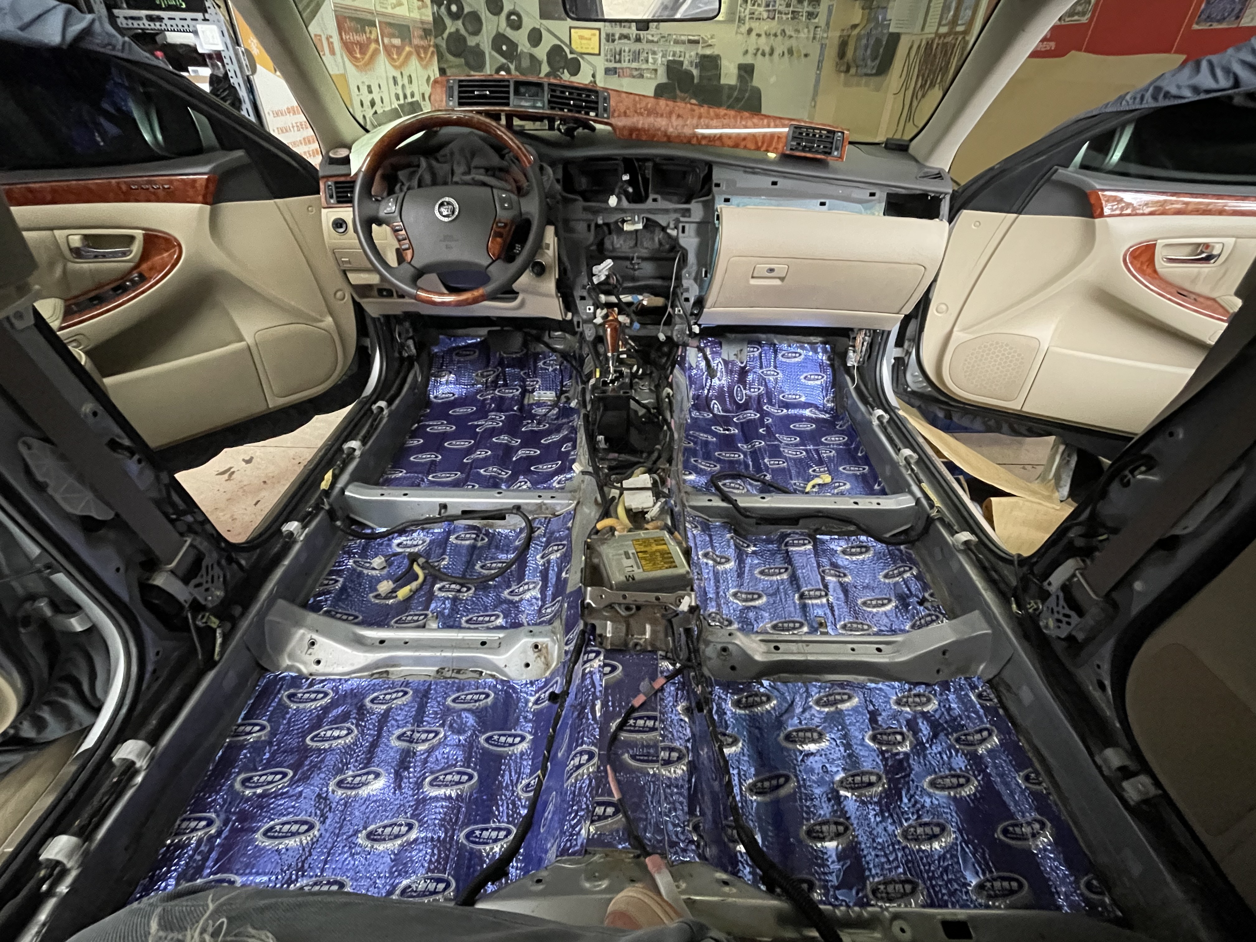 女同事都不愿意上我车了,06年皇冠除臭