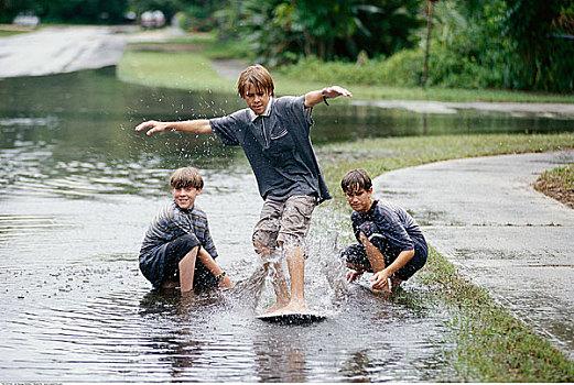 儿童公交车上被人暴摔,男童公交车上被乘客暴摔