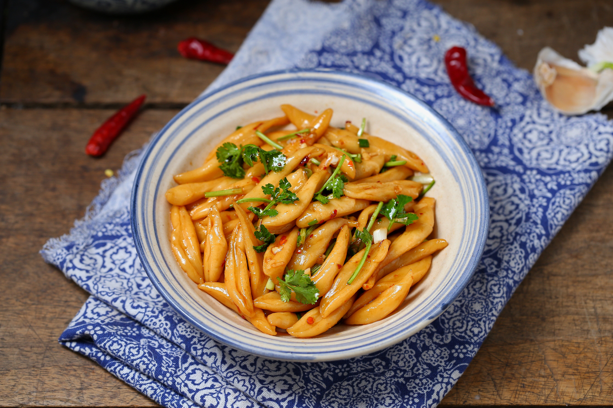 用面粉做面条面团软一点还是硬,面粉揉不成团很粘能发酵吗