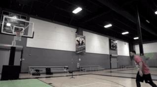 如何防住高个子的三步上篮,小个子好用的过人连招