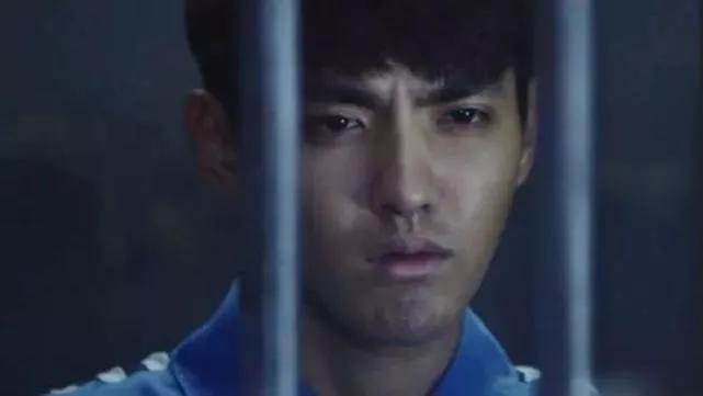 接触吴亦凡现状:一个人住在六平方米的单间里,瘫倒在地睡着了