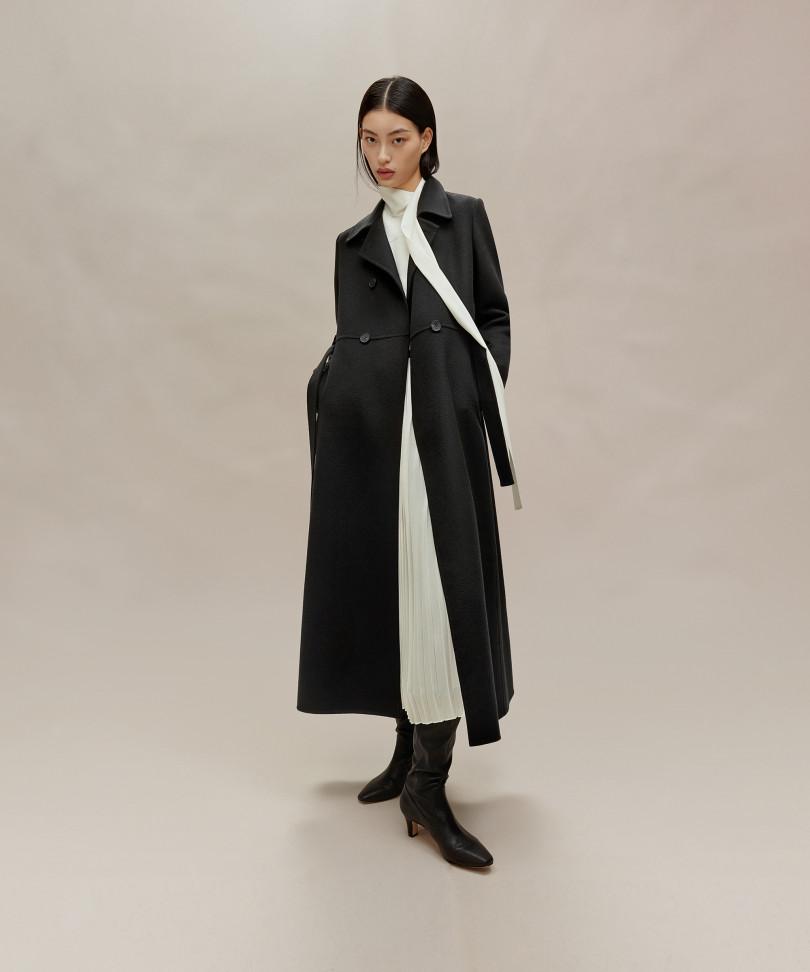 一件衣服卖2400元,一件衣服卖1000美元