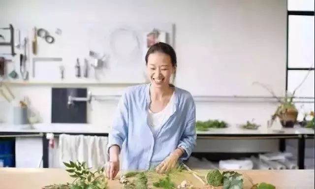 这家破厂房改造的花店,这是北京最美的小花店,明星都来拍照