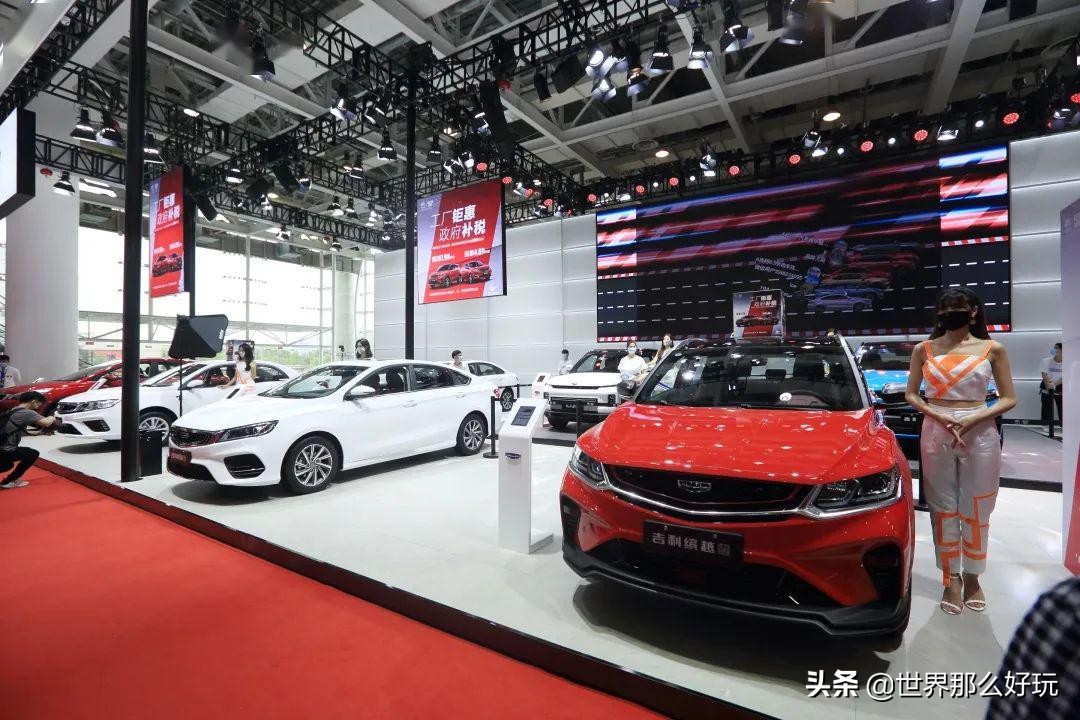 「高清大图」海口车展车模集体戴口罩，难掩身材曲线，呼之欲出