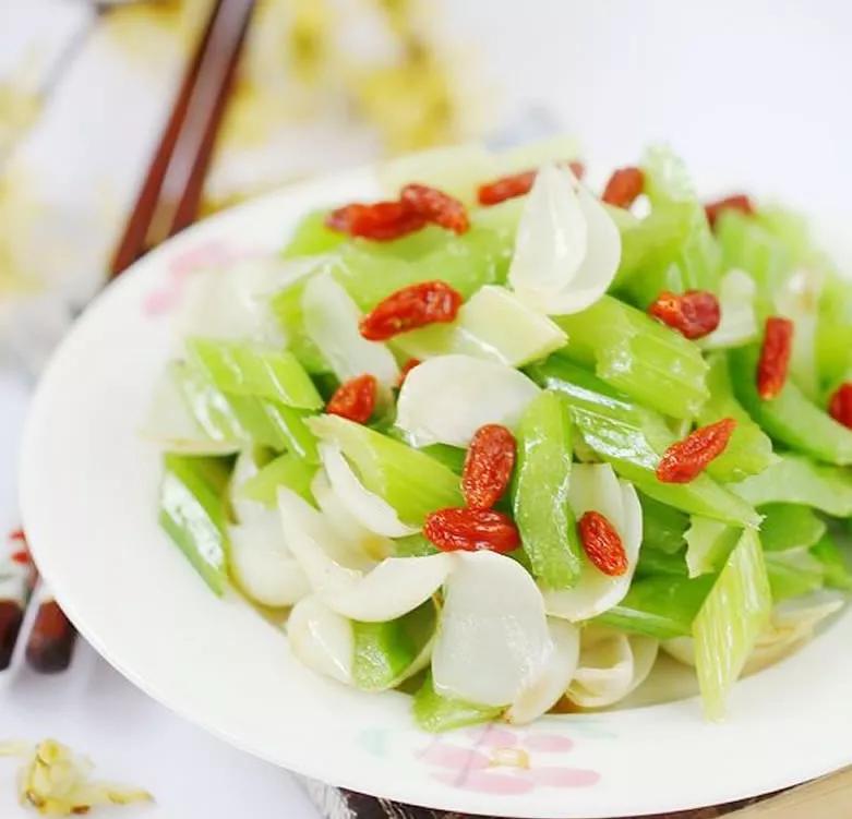 秋天口鼻干燥吃什么饮食,秋天干燥多吃什么食物