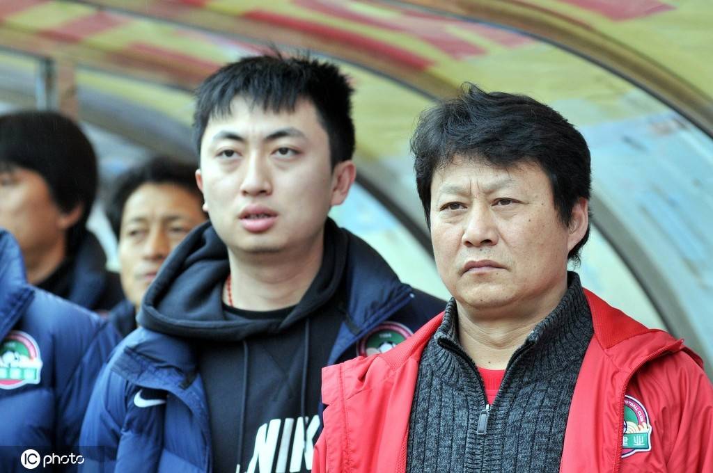 站在唐尧东身旁的他：离开建业投身青训，为河南足球造人才
