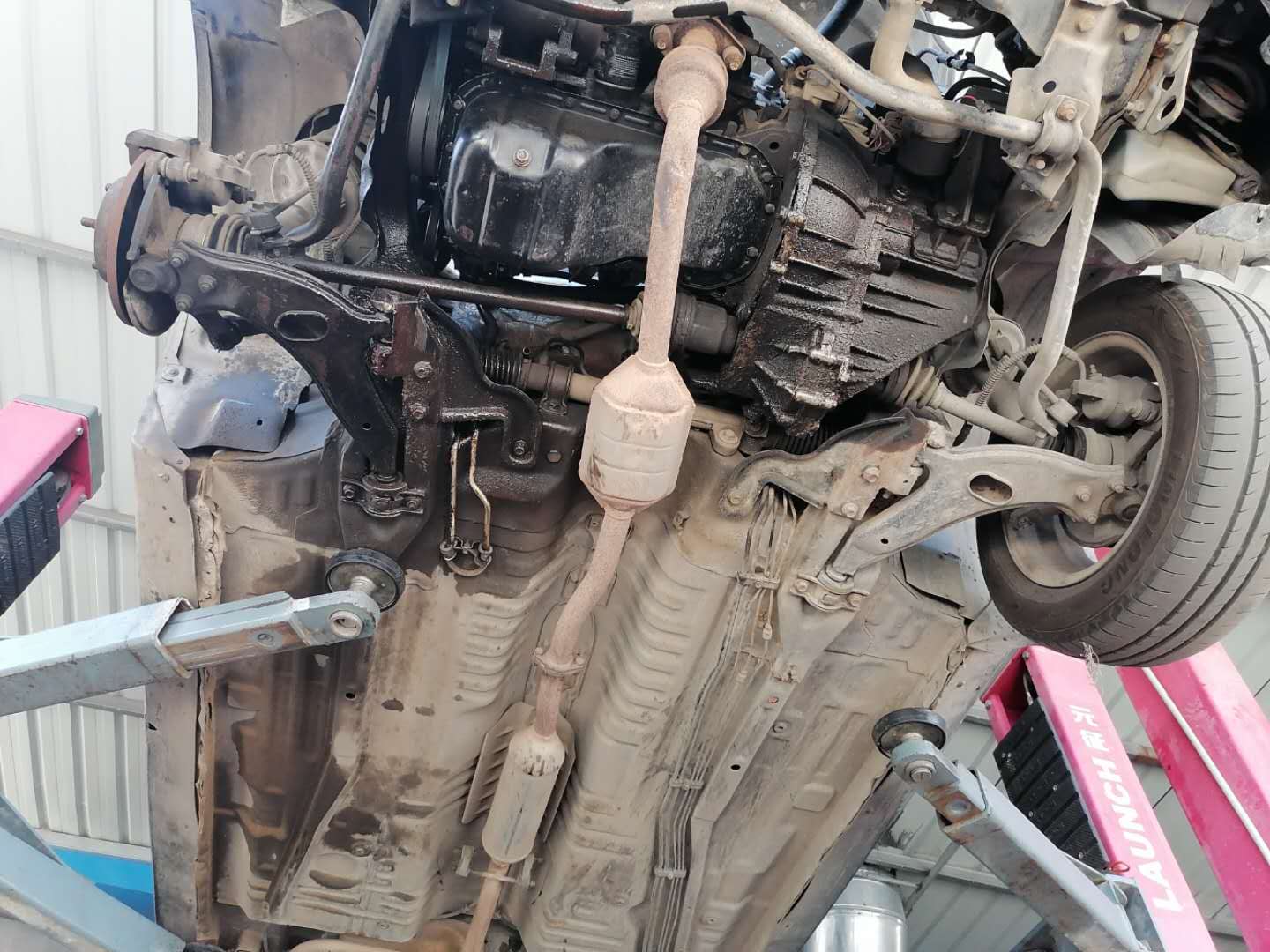 发动机漏油损伤皮带,发动机皮带断裂堵塞油底壳