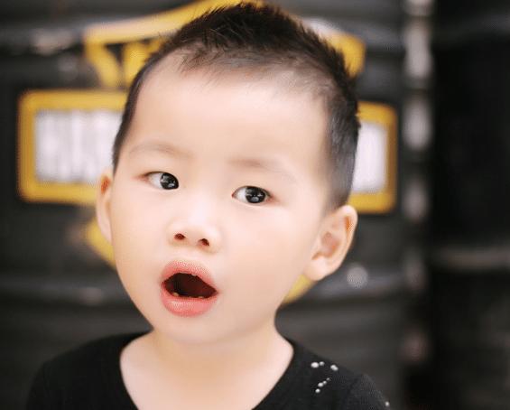 小孩误吞一点点洗衣粉怎么办,2岁的婴儿吃了洗衣粉咋办