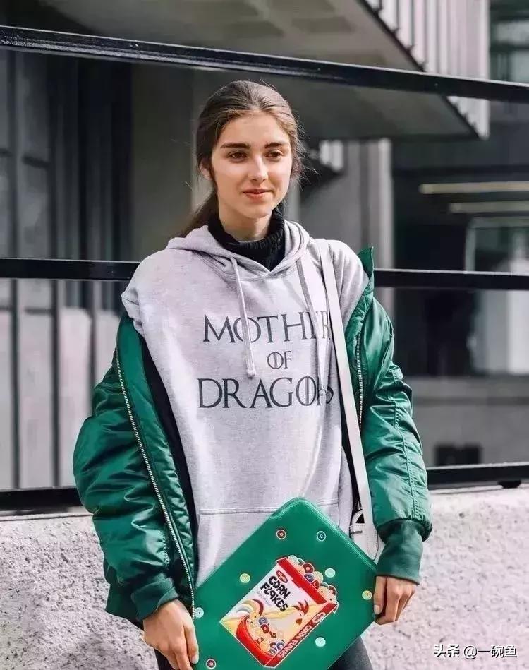 高领卫衣穿搭,高领潮服卫衣