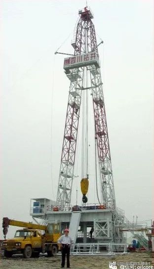 钻井井架平台示意图,钻井井架怎么立起来的