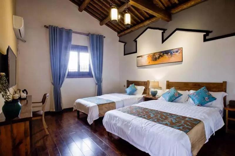 山崖上的徽派民宿,民宿古香古色的徽派民宿