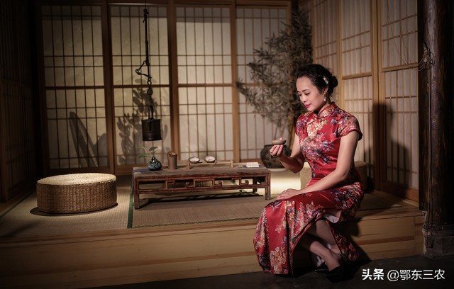 在农村家里浴室洗澡的时候，发现有人偷看和拍照该怎么办？