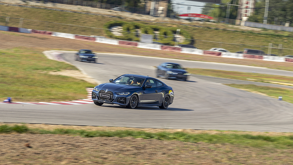 全新一代宝马4系最新消息,最新款宝马一系试驾感受